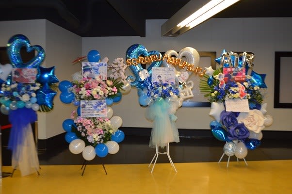 GMOアリーナさいたま（さいたまスーパーアリーナ）　青＋白メインのフラワースタンド（フラスタ）