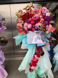 GMOアリーナさいたま（さいたまスーパーアリーナ）　赤メインのキャスケード風フラワースタンド