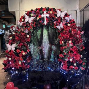 お持ち込みの十字架パネルと蝶パネルをメインのお花アーチのフラスタ