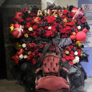 赤と黒の３基連結スタンド椅子付きフラスタ