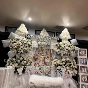 白メインのお城風フラスタ、ベンチ付き