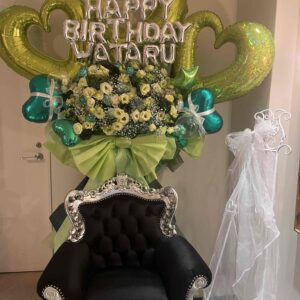 文字バルーンシルバー椅子付きフラスタ