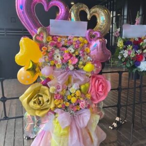 ジャイアントペーパーフラワーと大き目ハートのフラスタ（参考デザイン）