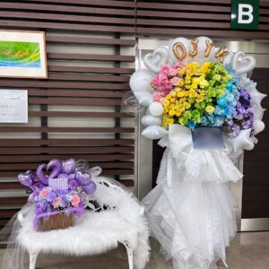 色分けフラワースタンドと楽屋花ベンチ付き（参考デザイン）