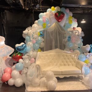 いちごモチーフのバルーンアーチ フラワーバルーンスタンド（白椅子付きデザイン／参考デザイン）