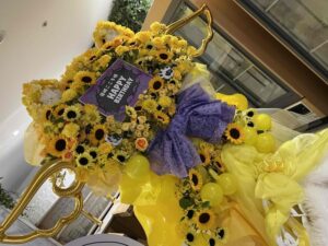 新宿ホール(新宿国際ビルディング)黄色メインのネコ耳フラワースタンド