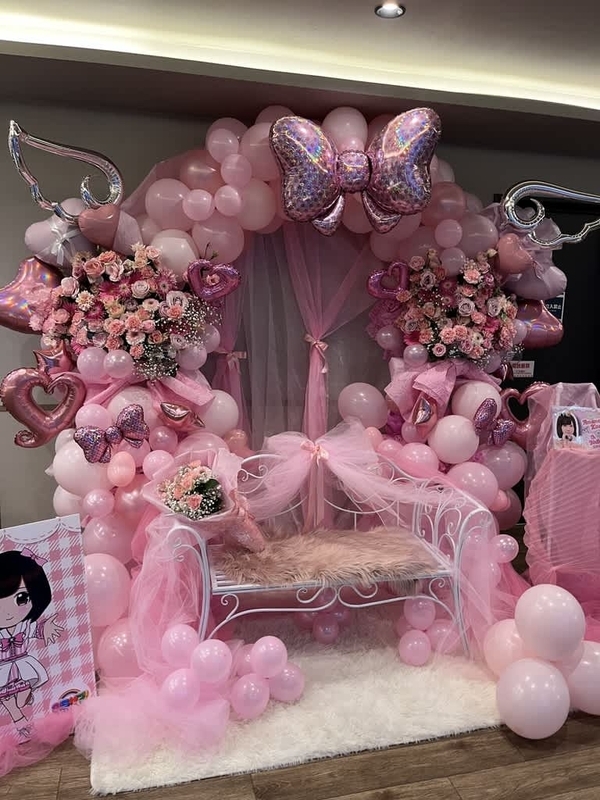 渋谷ダイブ ライブハウス　ピンクのバルーンアーチ　ベンチ付き
