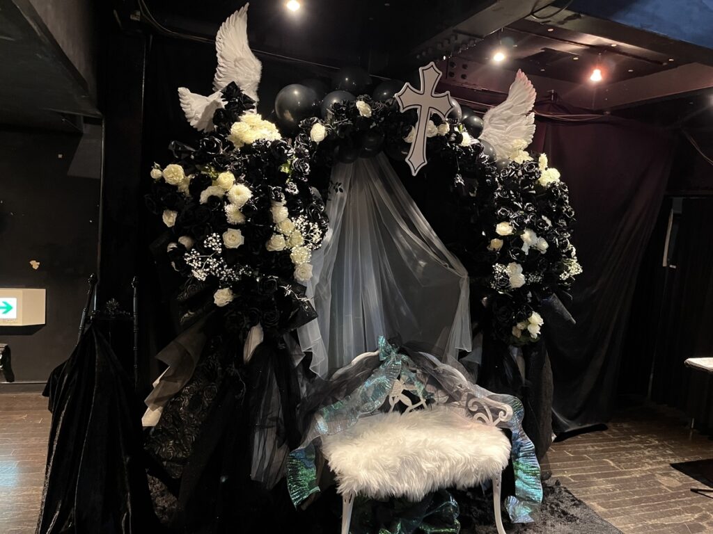 新宿MARZにお届けの黒メイン＋羽＋十字架