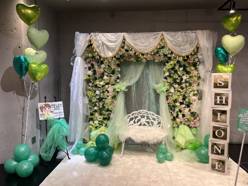 SHIBUYA VIDENTにお届けのグリーンメインの凱旋門風フラワーアーチ