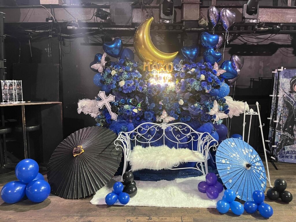 WOMB（渋谷）青メイン 和傘の和風フラワースタンド
