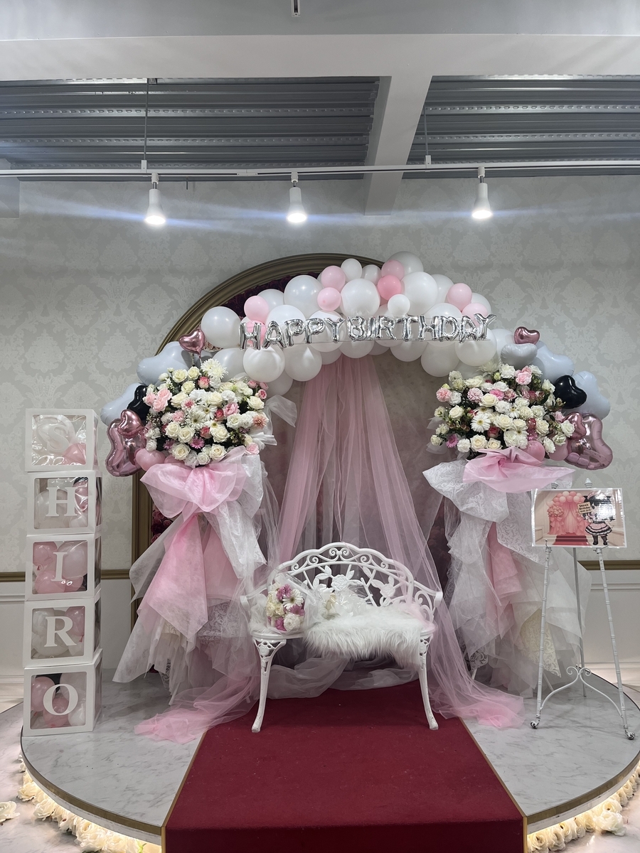 秋葉原OVERture｜白×ピンクのバルーンアーチ＆バルーンボックス