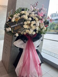 有明アリーナ｜白×桜カラーの一段スタンド装飾
