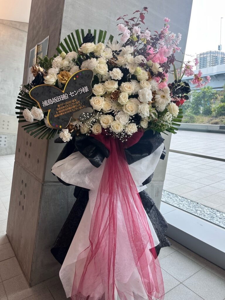 有明アリーナ｜白×桜カラーの一段スタンド装飾