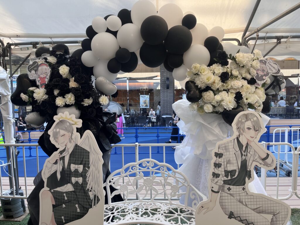 Kanadevia Hall(旧 TOKYO DOME CITY HALL) 白と黒のバルーンアーチ