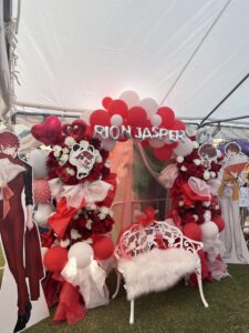 Kanadevia Hall(旧 TOKYO DOME CITY HALL) 赤と白 等身大パネル・ベンチ付きフラワースタンド