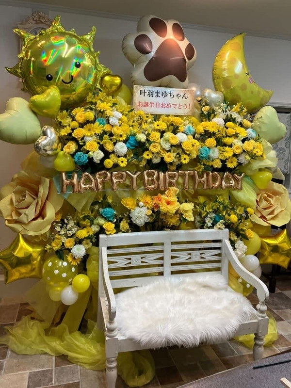 渋谷チェルシーホテル 黄色メイン3基連結ベンチ付きフラワースタンド