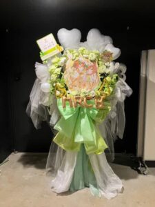 ぴあアリーナMM　緑・白メイン　イラストパネル付きフラワースタンド｜制作実績