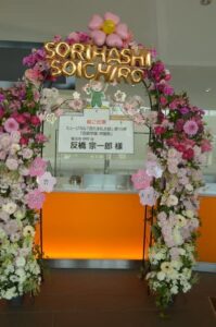舞浜アンフィシアター 桜イメージのフラワーアーチ