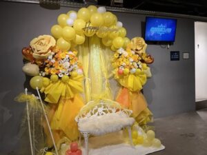 秋葉原COSMIC LAB　黄色メインベンチ付きバルーンアーチ