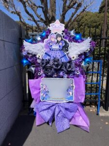 国立代々木競技場　紫メインの星型フラワースタンド花