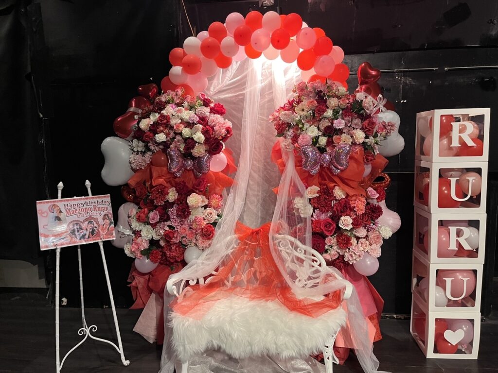 Shibuya Milkyway 赤と白、ピンクの小さなバルーンアーチ