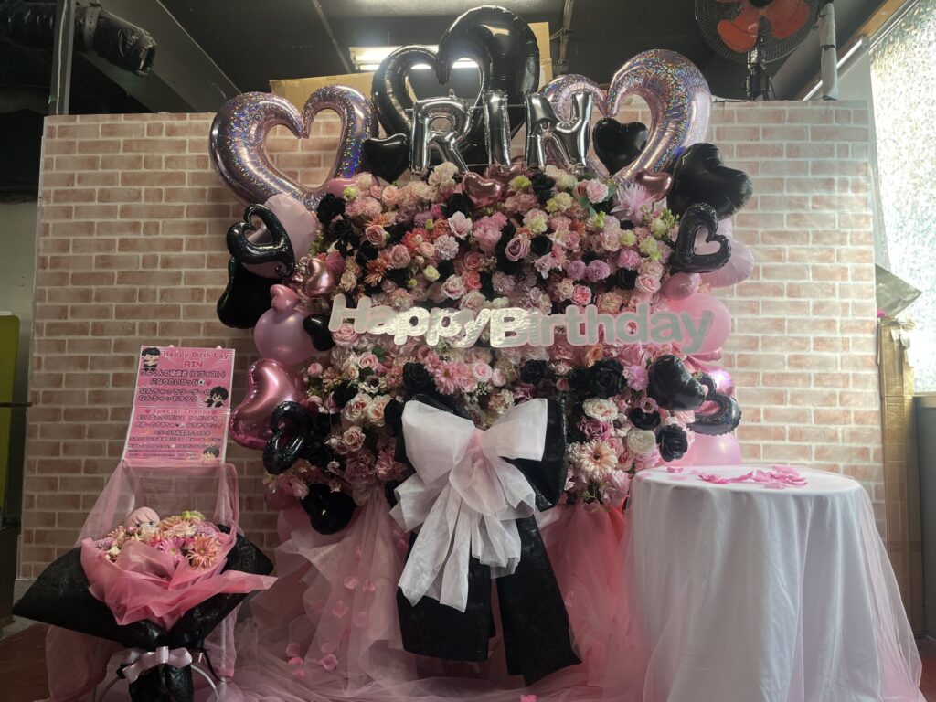 池袋リヴォイスにお届けしたピンク×ブラックの2基連結フラワースタンド