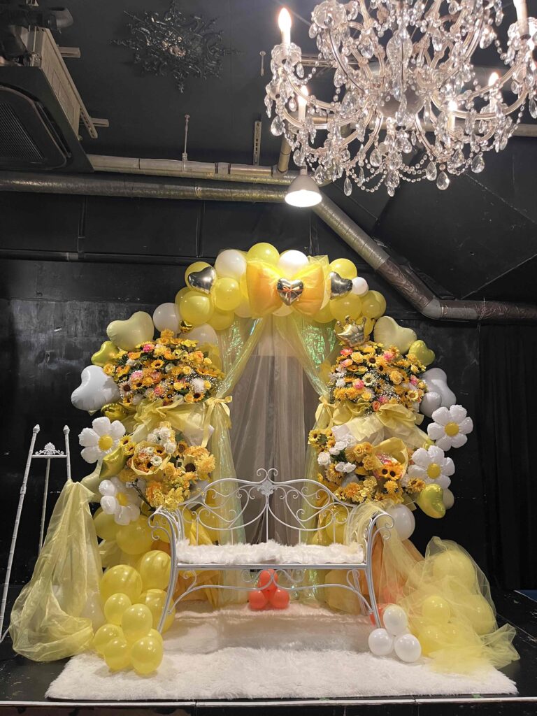 SHINJUKU WALLY　黄色メイン　バルーンアーチ