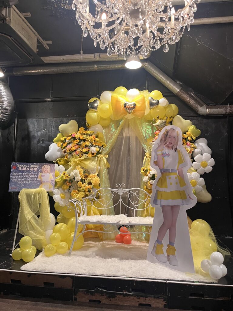 SHINJUKU WALLY　黄色メイン　バルーンアーチ