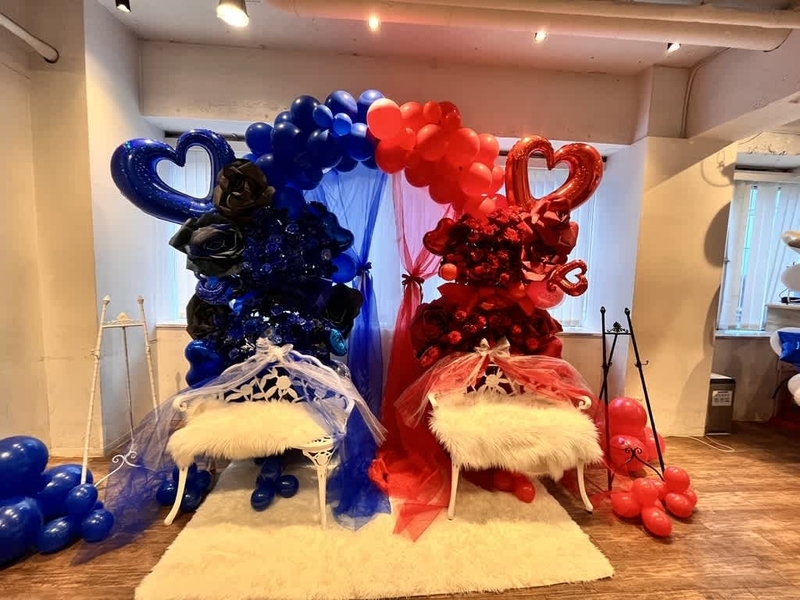 渋谷DESEOMINI　ベンチ2個付きバルーンアーチ
