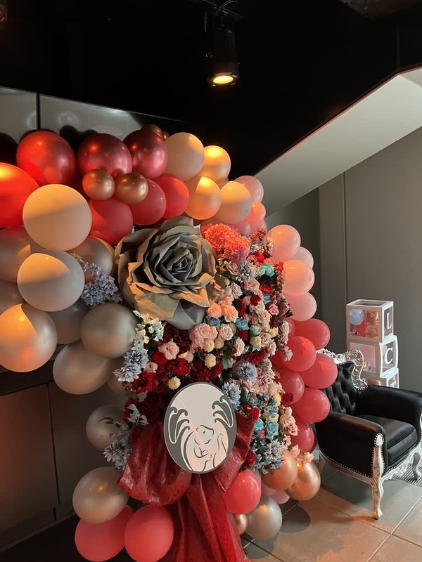 Zepp Shinjukuにお届けの椅子付きバルーンスタンド花
