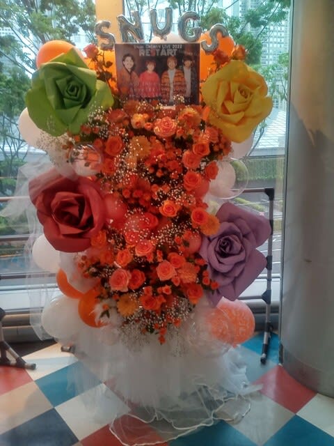 新宿 ReNY　ジャイアントペーパーのスタンド花