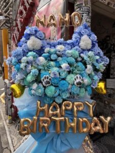 渋谷スターラウンジ 水色メイン ネコ耳のフラワースタンド