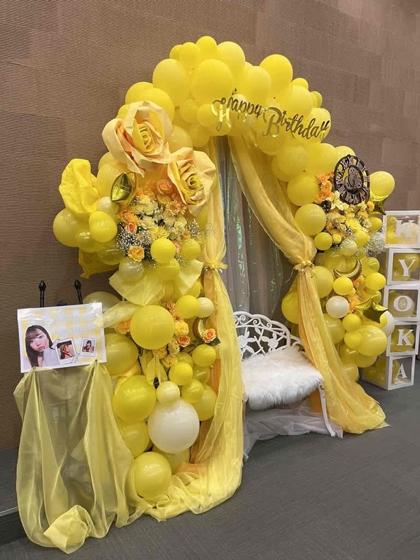 秋葉原UDXシアター 　黄色系バルーンアーチ