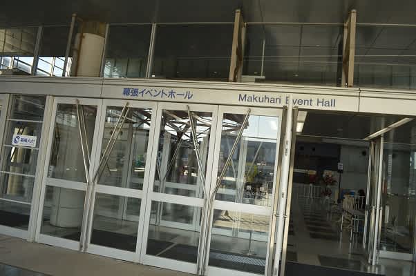 幕張メッセにお届けのバルーンスタンド花