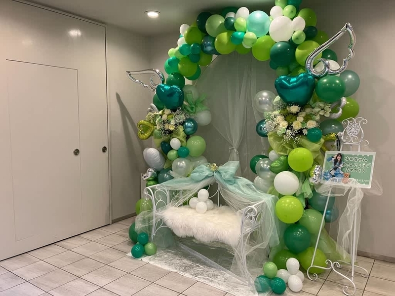 SHIBUYA ONE5にお届けのバルーンアーチ、ベンチ付き
