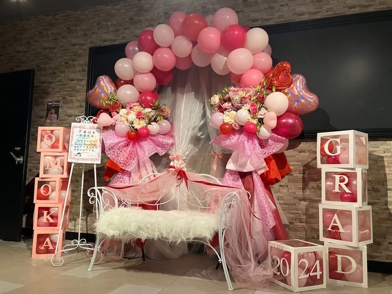 GOTANDA G7にお届けのバルーンアーチ　ベンチ付き