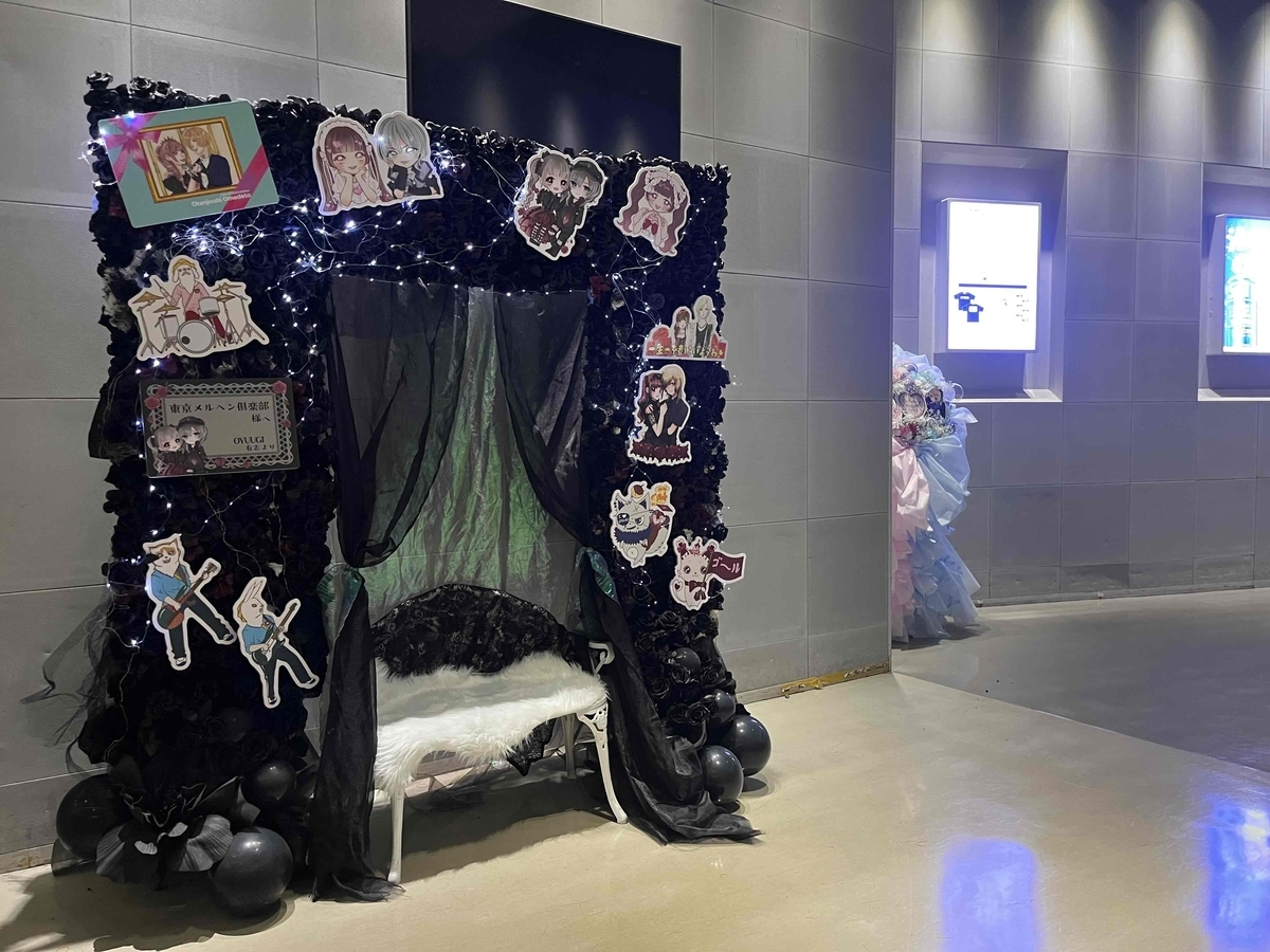 Zepp DiverCity (TOKYO) フラワースタンド｜凱旋門風・黒基調・LED・ベンチ付き（東京メルヘン俱楽部様宛）