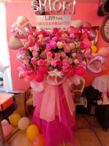 メイド喫茶みけねこカフェ川越店　ピンクメインスタンド花