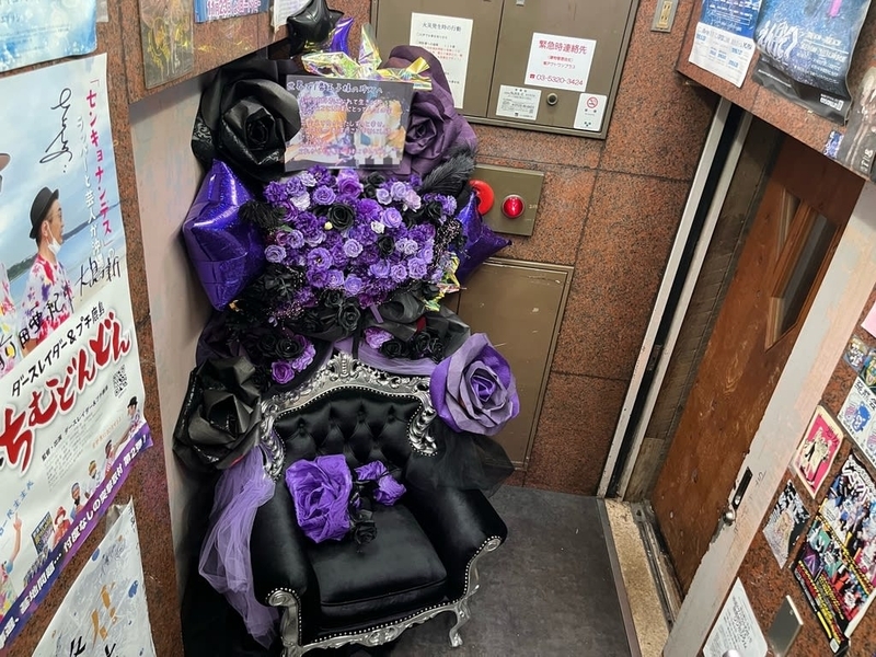 阿佐ヶ谷Loft A　紫メイン＋黒の椅子付きフラワースタンド花