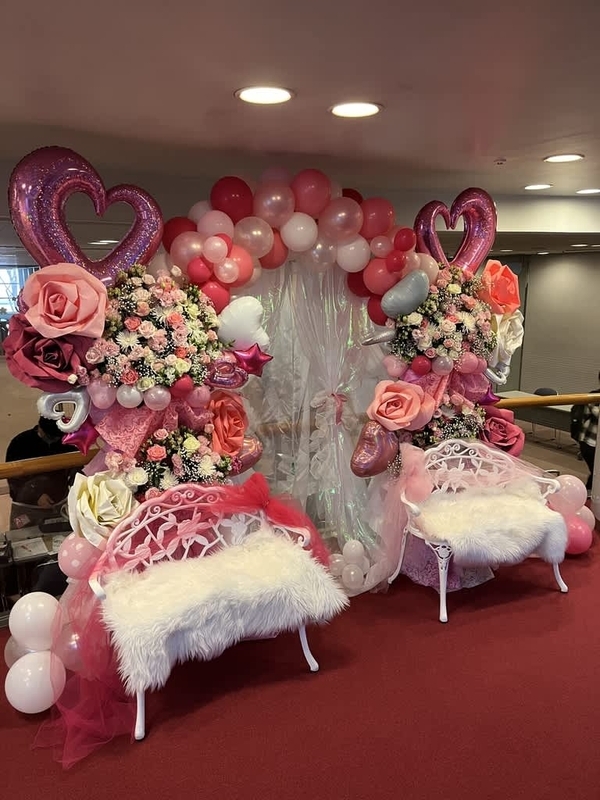 北とぴあにお届けのベンチ２個付きバルーンアーチ