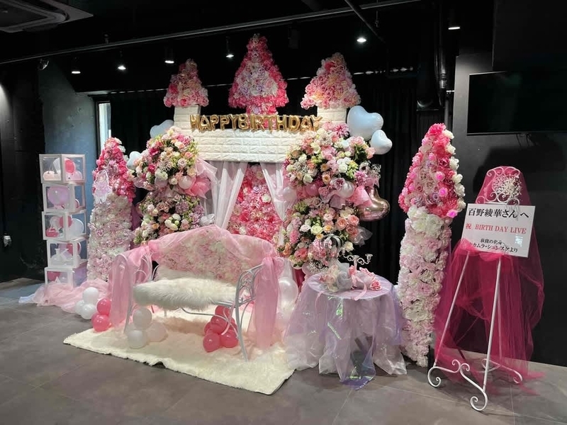 新宿DHNoAにお届け　お城風フラワースタンド花　５基連結