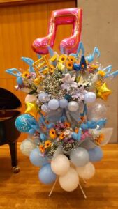 桶川市民ホール 音符の花束を集めたスタンド花
