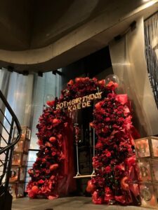 渋谷WWWX　ブランコのフラワースタンド花