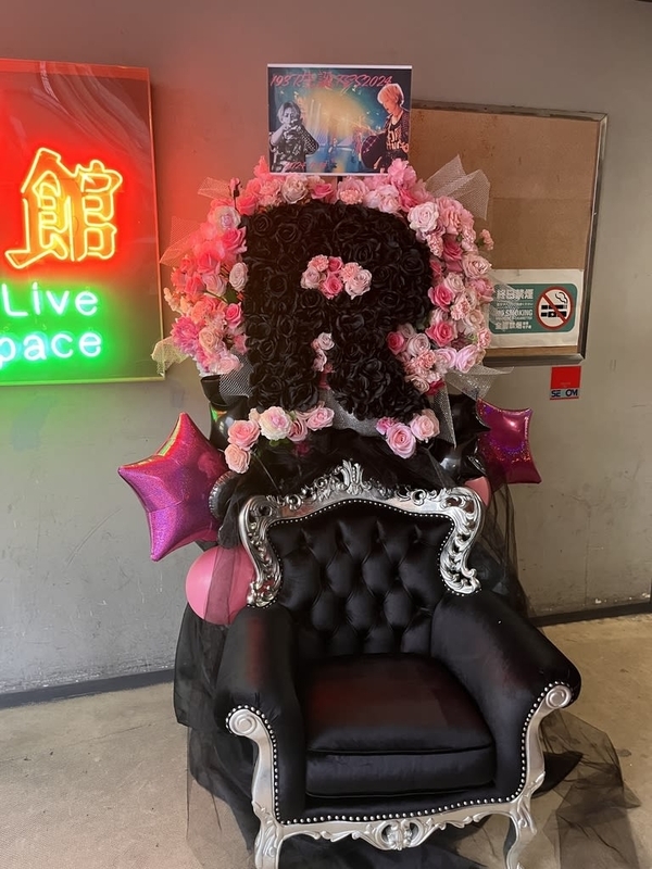 目黒区鹿鳴館　イス付きフラワースタンド花