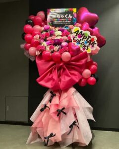 Kanadevia Hall(旧TOKYO DOME CITY HALL) ピンクメイン・黒リボンのフラワースタンド