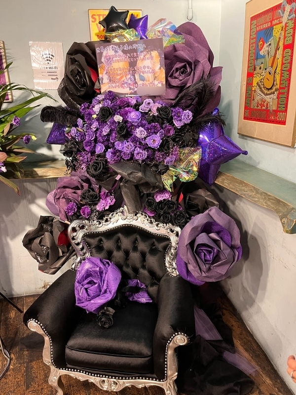 阿佐ヶ谷Loft A　紫メイン＋黒の椅子付きフラワースタンド花