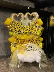 六本木BIGHOUSE　ひまわりメインベンチ付きフラスタ
