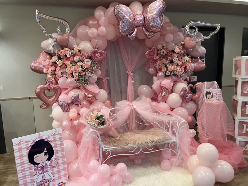 渋谷ダイブ ライブハウス　ピンクのバルーンアーチ　ベンチ付き