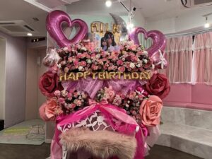 上野メイドカフェピンクメイン　ベンチ付き３連結スタンド