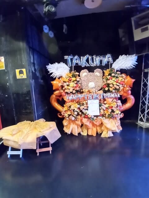 新宿ライブハウス　SHINJUKU WALLY　　クマの３基連結スタンド花